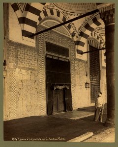 Faiences à l'entrée de la Mosqu. Rustem Pacha - Sébah & Joaillier. LCCN2003688281