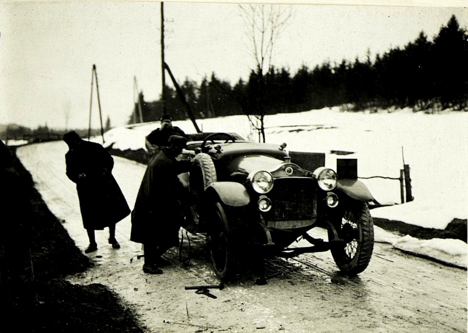 Fahrt zur Front; Panne. (10-4.1917.) (BildID 15499819)