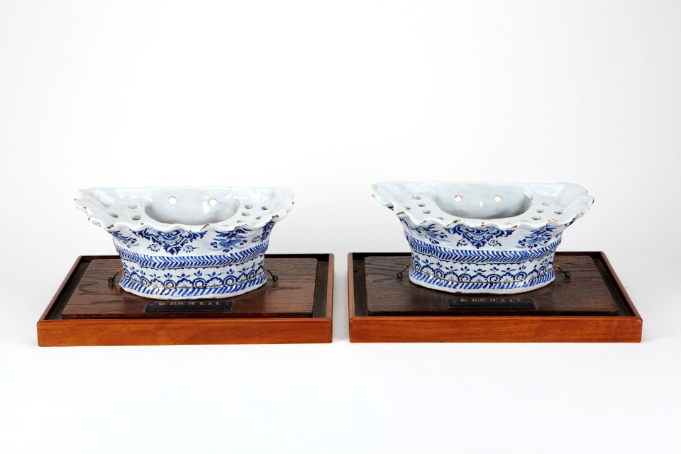 Fajans, blomställ 2 st. 1700-tal - Hallwylska museet - 90491