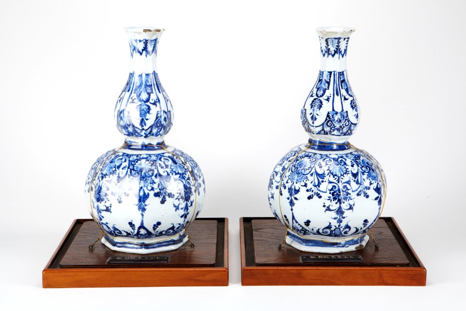 Fajans, flaskor, 2 st. 1700-tal - Hallwylska museet - 90500