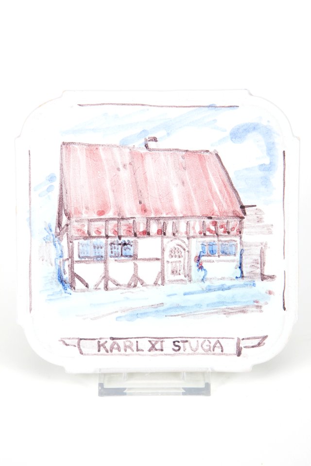 Fajans, bricka, 1927. Motiv: Karl XIs stuga - Hallwylska museet - 90404