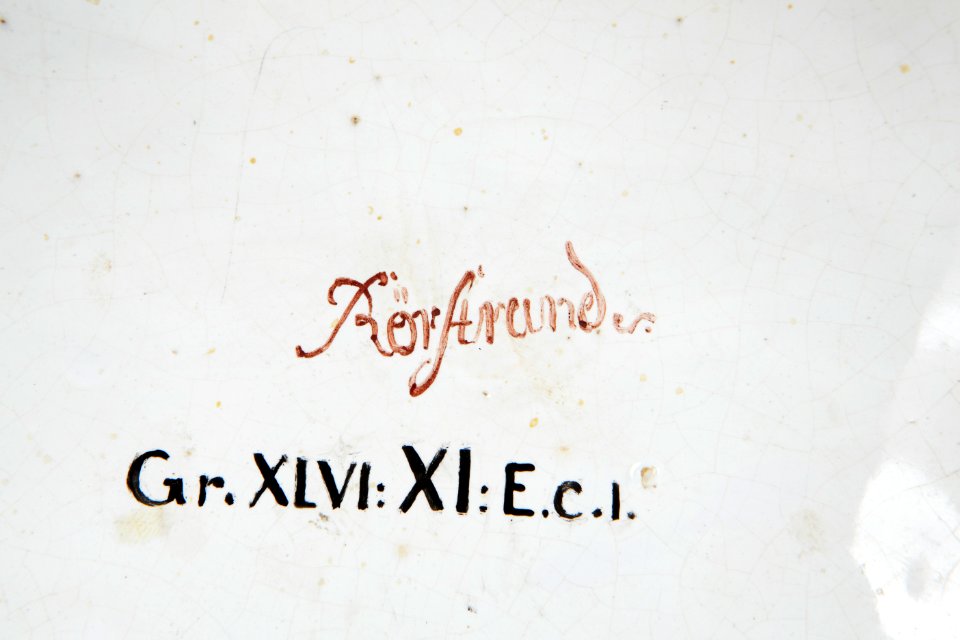 Fajans, borduppsats, signatur, 1760 - Hallwylska museet - 90559