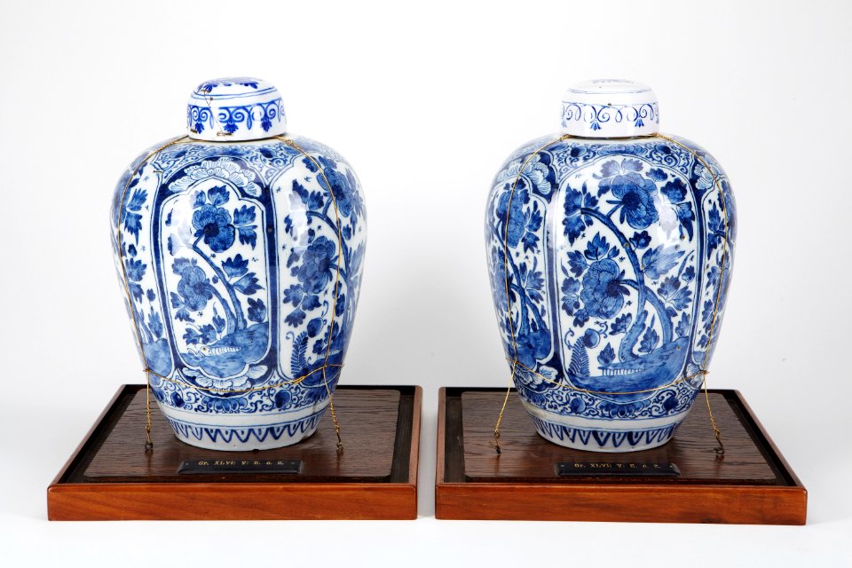 Fajans, krukor med lock, 2 st. 1700-tal - Hallwylska museet - 90503
