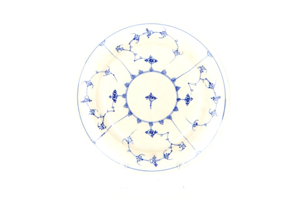 Fajanstallrik från 1860-1870 med blå blomsterranka i underglasyrtryck - Skoklosters slott - 93459