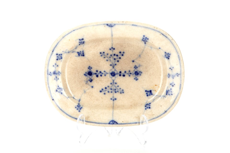 Fajansfat från 1860-180 med blå blomsterranka i underglasyrtryck - Skoklosters slott - 93457