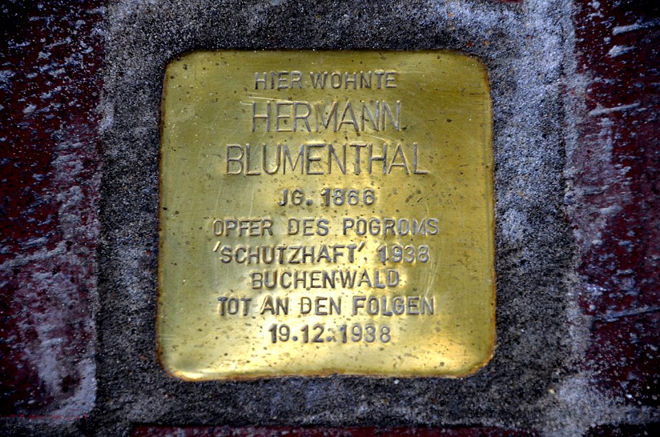 Falkenstraße 1, ehem. Deisterstraße 9, Hannover Linden-Mitte, Stolperstein Hermann Blumenthal, geb.1866 Opfer des Pogroms Schutzhaft 1938 Buchenwald Tot an den Folgen 19.12..1938,(02)