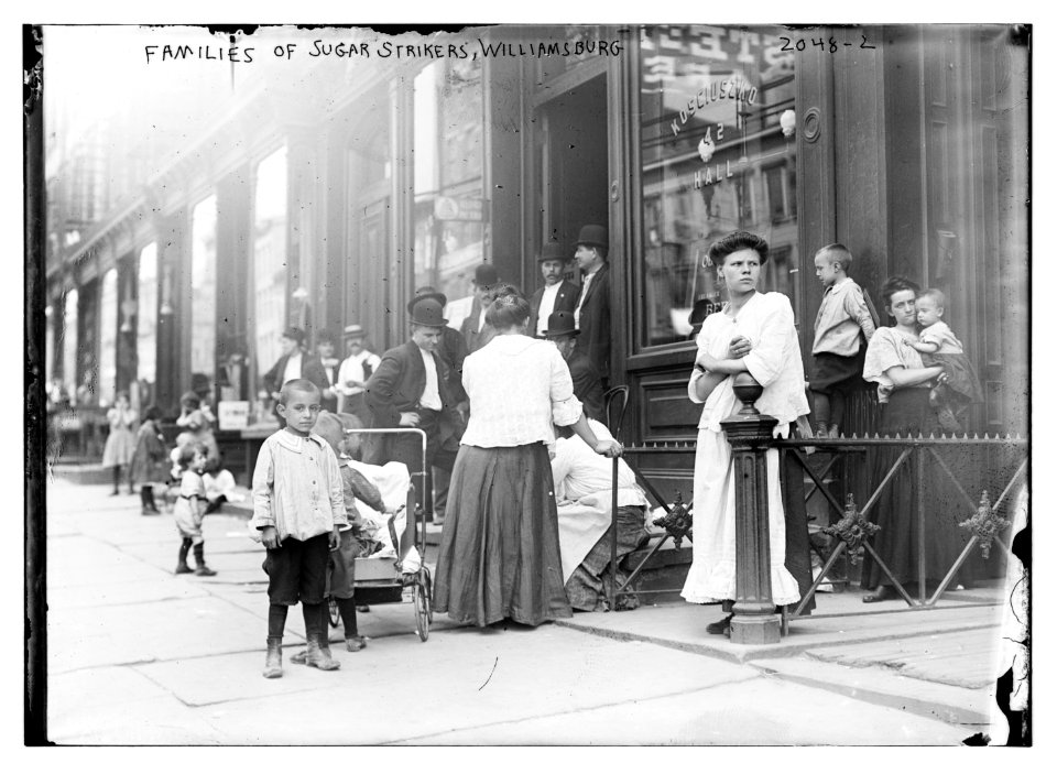 Families of sugar strikers, Williamsburg LCCN2014688292