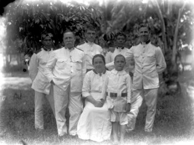 Familjen Thomson och officerarna. Kalawara. Indonesien - SMVK - 022154