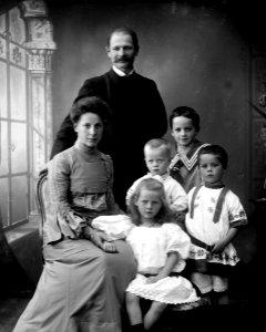 Familieportrett. Gustav Blom Kielland og kone Emmi Elise Ernestine f. Bielenberg med barna Otto B. Kielland, Arne Kielland, Wilhelm Kielland og Astrid Kielland NFB.10413