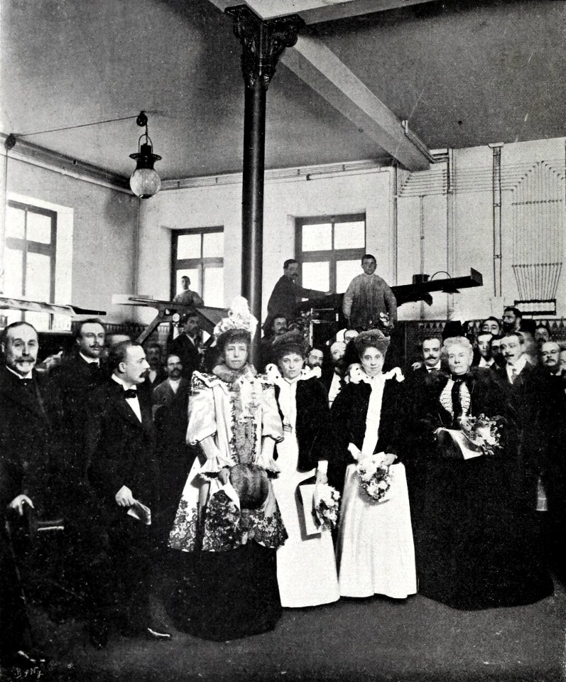 Familia real en la sala de máquinas del edificio de Blanco y Negro, de Franzen, Blanco y Negro, 31-03-1900