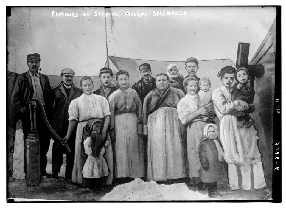 Families of striking miners, Salemville LCCN2014688945