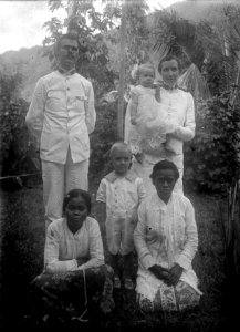 Familjen Loois med Mariana och Pasima (tjänarinnor). Kulawi, Sulawesi. Indonesien - SMVK - 022140