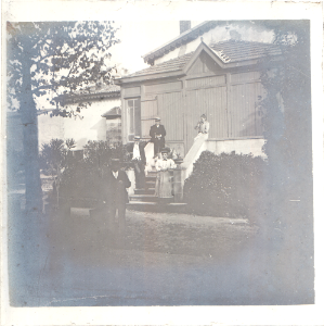 Famille anonyme sur un perron- fond Ruiz