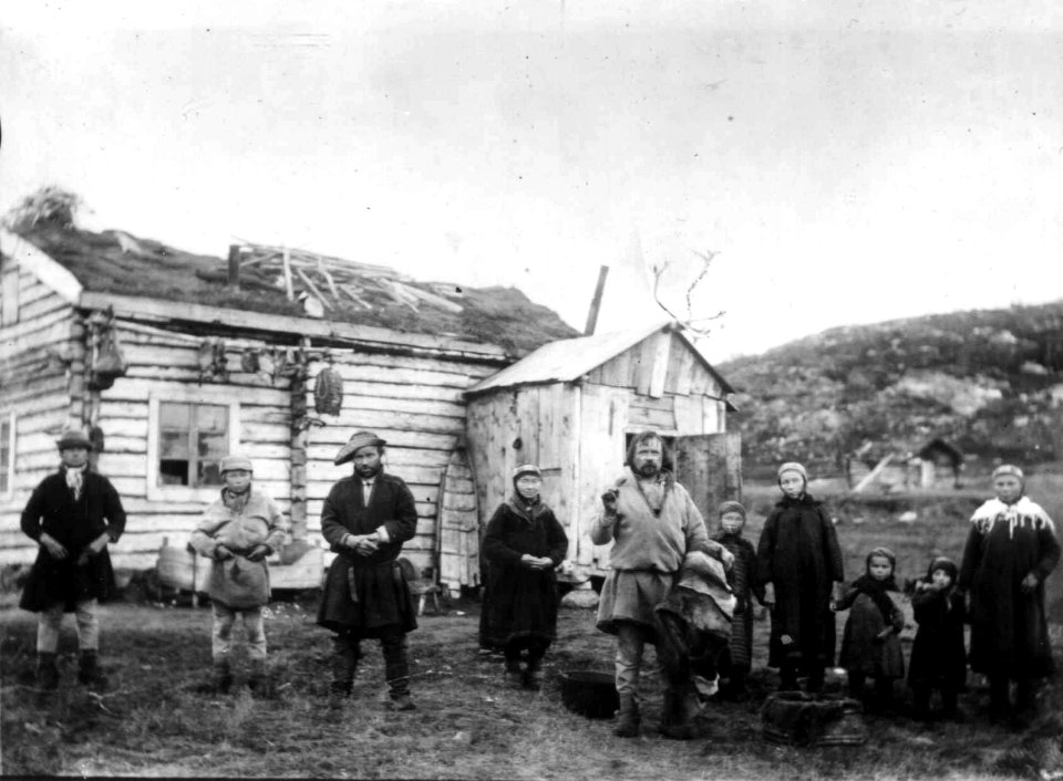 Familien Ole Persen Savio og Jon Andersen Must foran Musts hus, Sandnes, Sør-Varanger, Finnmark - Norsk folkemuseum - NF.06725-042