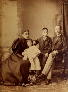 Famille bourgeoie anonyme vers 1890