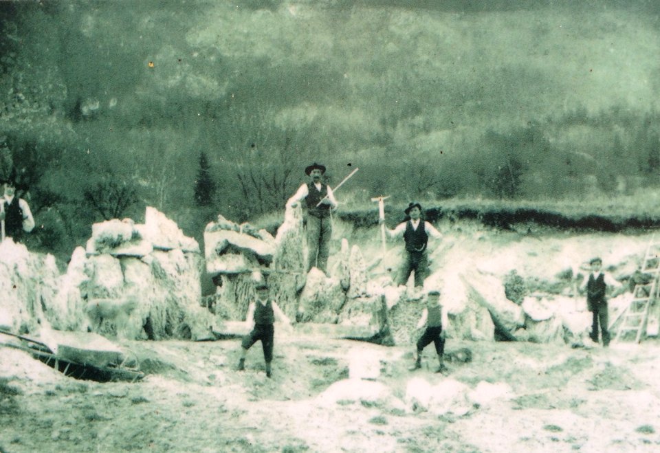 Familie Randecker aus Gönningen beim Abbau von Tuffschmucksteinen um 1910