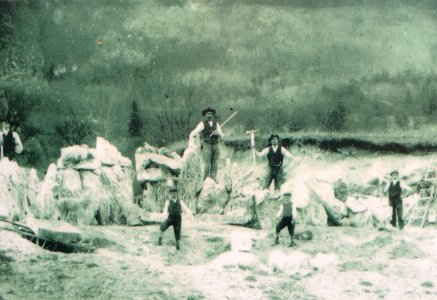 Familie Randecker aus Gönningen beim Abbau von Tuffschmucksteinen um 1910