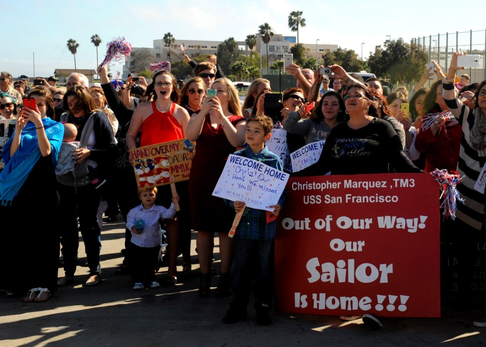 Family and friends await the arrival of USS San Francisco. (16316343548)