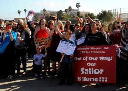 Family and friends await the arrival of USS San Francisco. (16316343548)