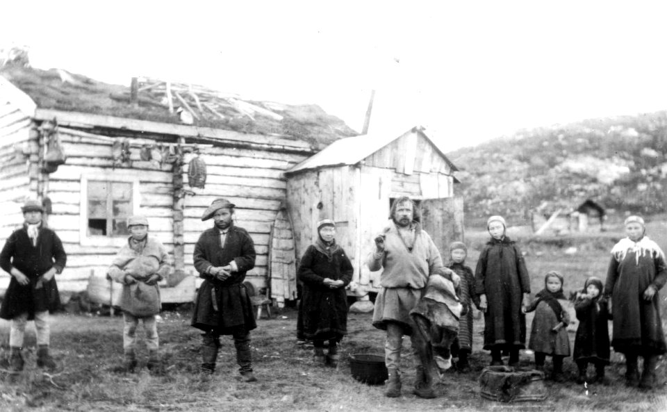 Familien Jon Andersen Must og Ole Persen Savio utenfor Musts hus, Sandnes, Sør-Varanger, før 1900 - Norsk folkemuseum - NF.08407-004