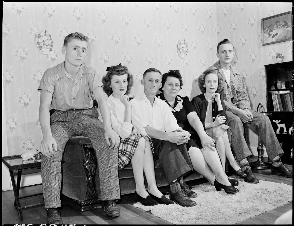 Family of Harry Fain, coal loader. From left to right, are, Harry Ray, 15 years of age, Ella Jane, 18 years of age... - NARA - 541511