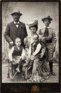 Familjeporträtt. Familjen Olners i Vimmerby - Nordiska Museet - NMA.0000073 photo