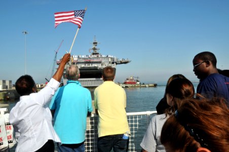 Family and friends welcome USS Kearsarge (LHD 3). (5726244227)