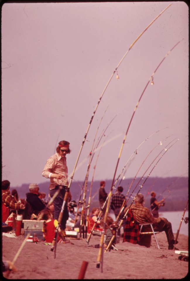 Family-style-fishing-on-banks-of-the-columbia-river-041973 4272403482 o