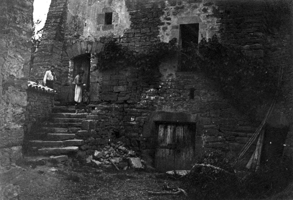 Família davant del Molí de Torrescassana de Matamargó