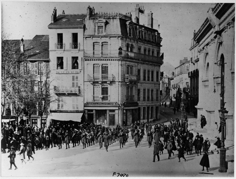 Famous Negro band greets United States soldiers on leave from trenches. The famous band of the 15th . . . - NARA - 533616