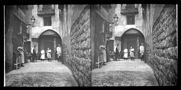 Família , ruc i botiga de queviures al desaparegut carrer d'en Jupé (AFCEC BORDAS X 003)