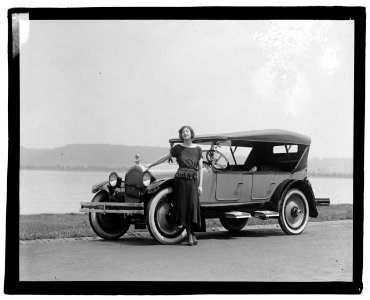 Fannie Brice in Oldsmobile LOC npcc.06507
