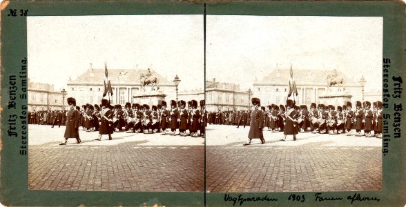 Fanen afleveres ved vagtparade på Amalienborg Slotsplads, 1903