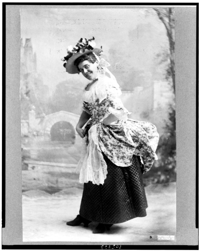 Fanny Rice, full-length portrait, standing, facing left LCCN92514225