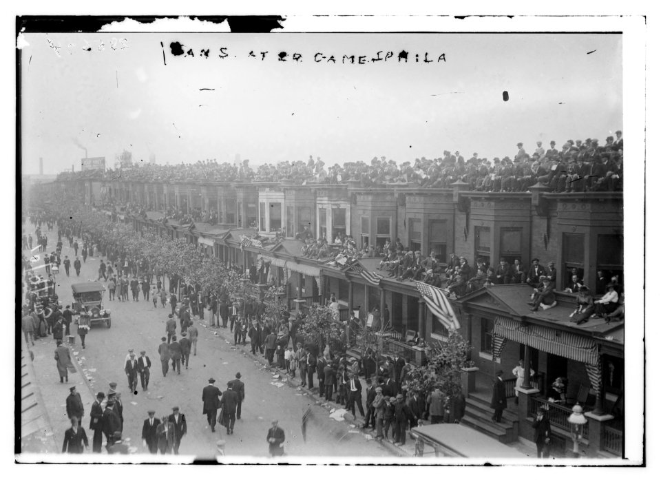 Fans on buildings outside Shibe Park, Philadelphia, during 1913 World Series (baseball) LCCN2014694463