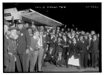Fans outside the Polo Grounds, NY LCCN2014694416