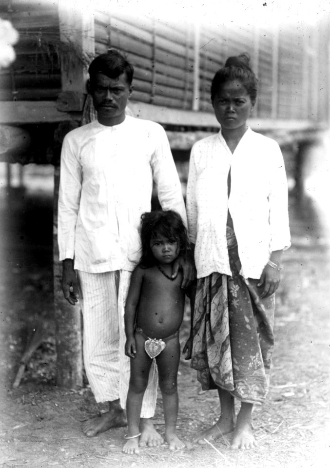 Far, mor och dotter. Banggaai, Poso, Lamala, Sulawesi. Indonesien - SMVK - 000211