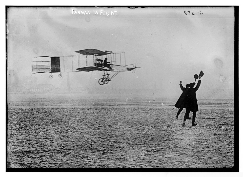 Farman flying machine, in flight LCCN2014684177