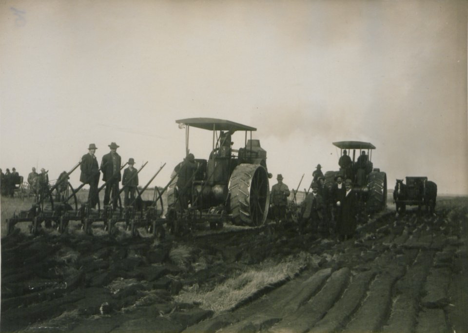 Farming by the Mance Farming Company of Viking, Alberta (HS85-10-27445)