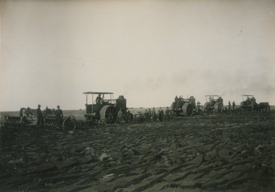 Farming by the Mance Farming Company of Viking, Alberta, Photo B (HS85-10-27433)