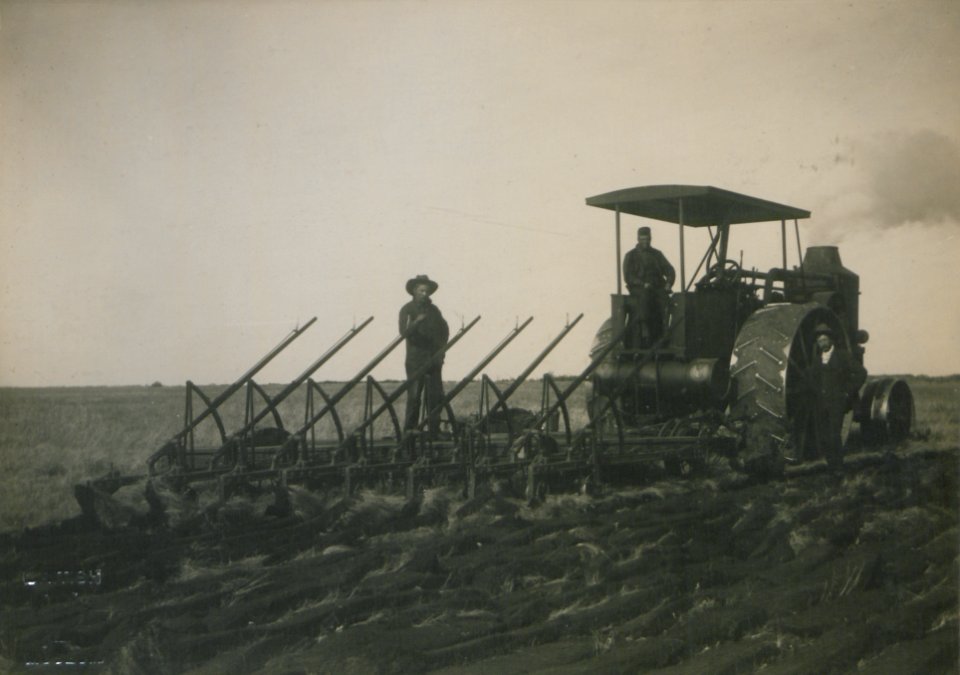 Farming by the Mance Farming Company of Viking, Alberta, Photo D (HS85-10-27435)