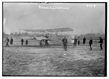 Farman, others, and flying machine, on field LCCN2014684178