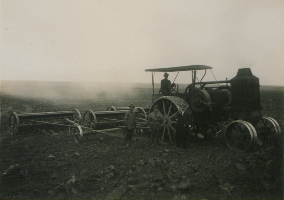 Farming by the Mance Farming Company of Viking, Alberta, Photo G (HS85-10-27438)