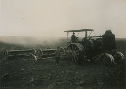 Farming by the Mance Farming Company of Viking, Alberta, Photo G (HS85-10-27438)