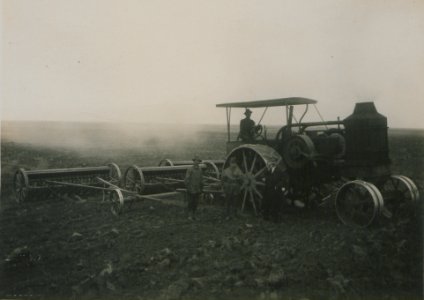 Farming by the Mance Farming Company of Viking, Alberta, Photo G (HS85-10-27438) photo