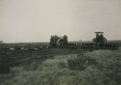 Farming by the Mance Farming Company of Viking, Alberta, Photo K (HS85-10-27442)