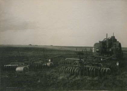 Farming by the Mance Farming Company of Viking, Alberta, Photo M (HS85-10-27444)