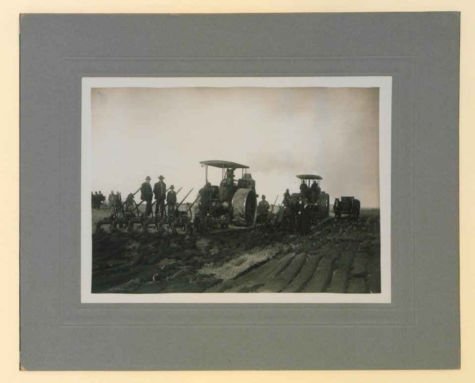Farming by the Mance Farming Company of Viking, Alberta (HS85-10-27445) original