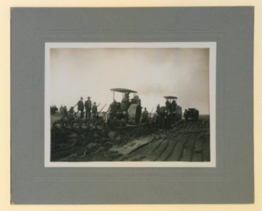 Farming by the Mance Farming Company of Viking, Alberta (HS85-10-27445) original photo