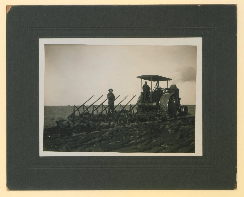 Farming by the Mance Farming Company of Viking, Alberta, Photo D (HS85-10-27435) original